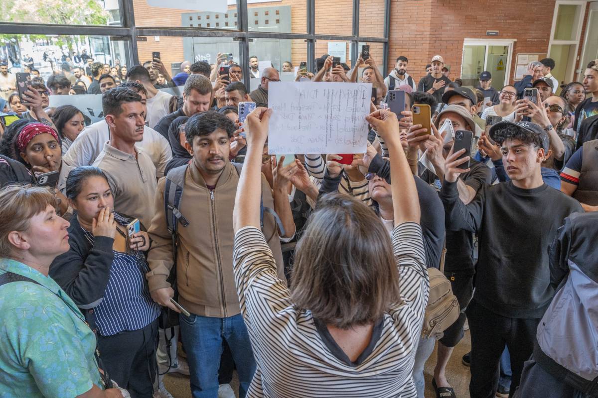 Una tècnica municipal indicant informació als usuaris per a la regularització - Nebridi Aróztegui