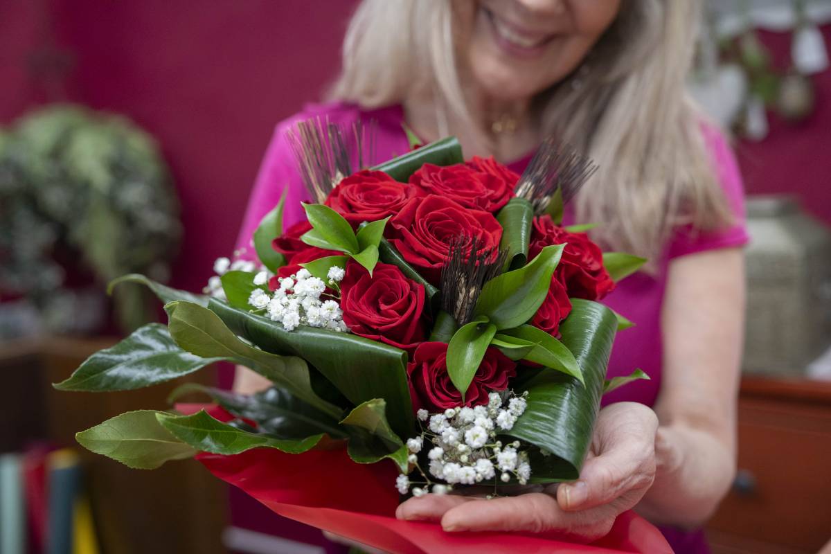 Una florista ultimant els últims detalls abans de la Diada - Alberto Tallón