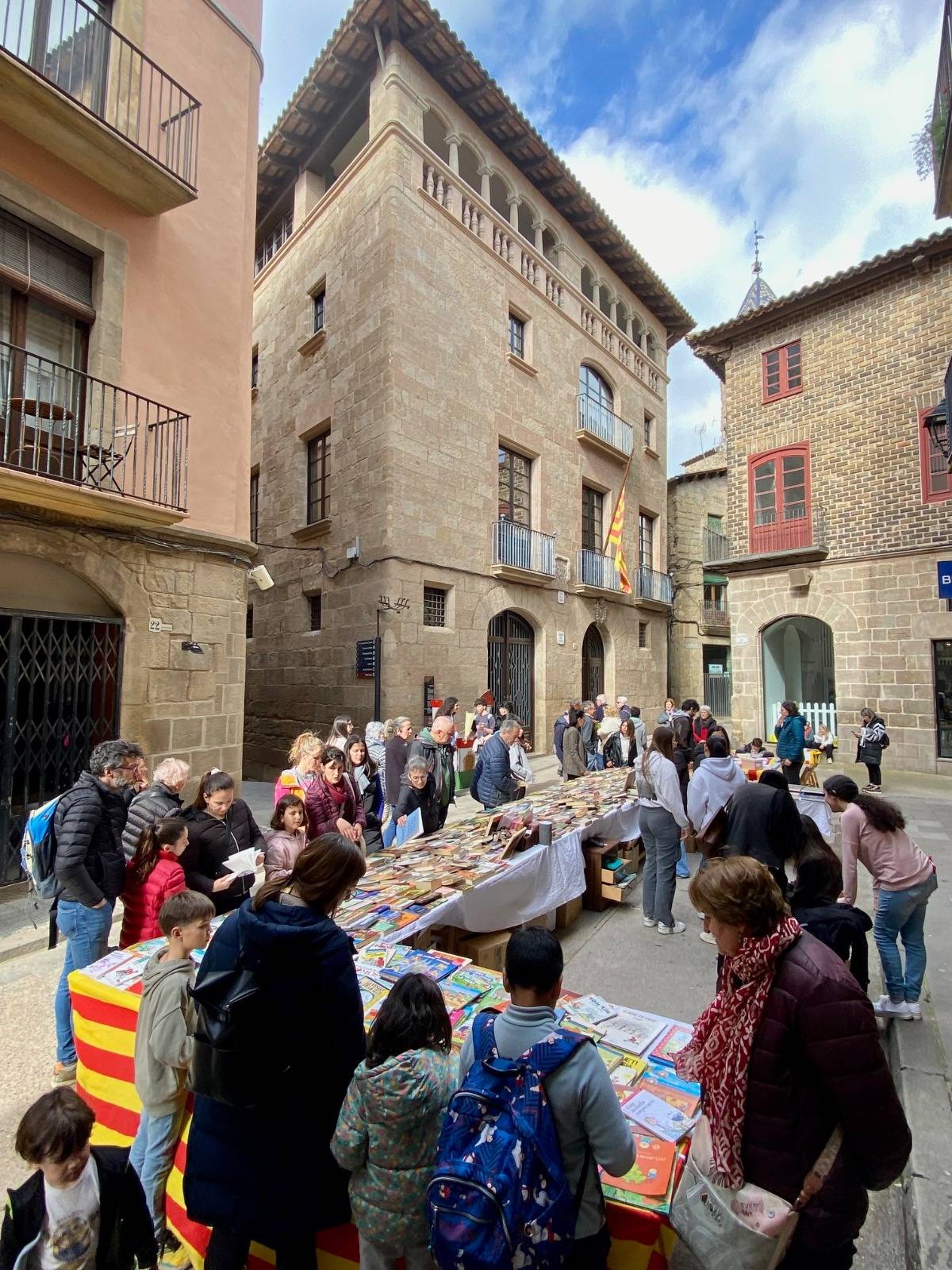 Sant Jordi treu al carrer una trentena de parades al centre de Solsona 