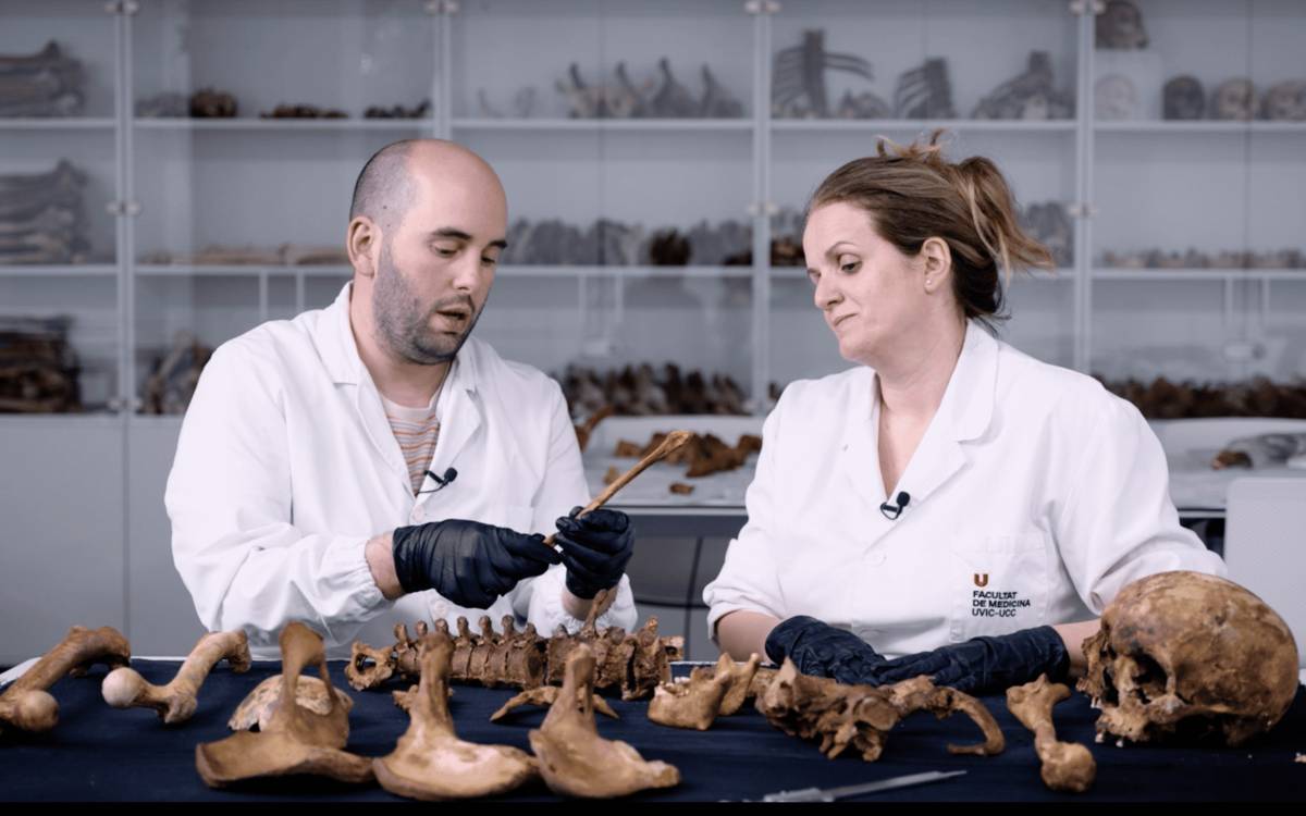 El vas funerari del segle XVIII localitzat a l'església dels Dolors de Vic conté les restes de 33 persones