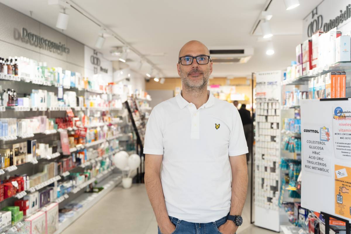 Jordi Relat (Farmàcia Ca n’Oriac), roses solidàries - VÍCTOR CASTILLO