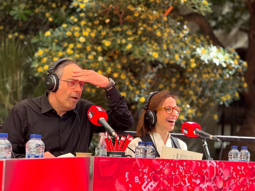 Sant Jordi a les ràdios de Catalunya: tot el que has de saber dels programes especials, graelles i esdeveniments