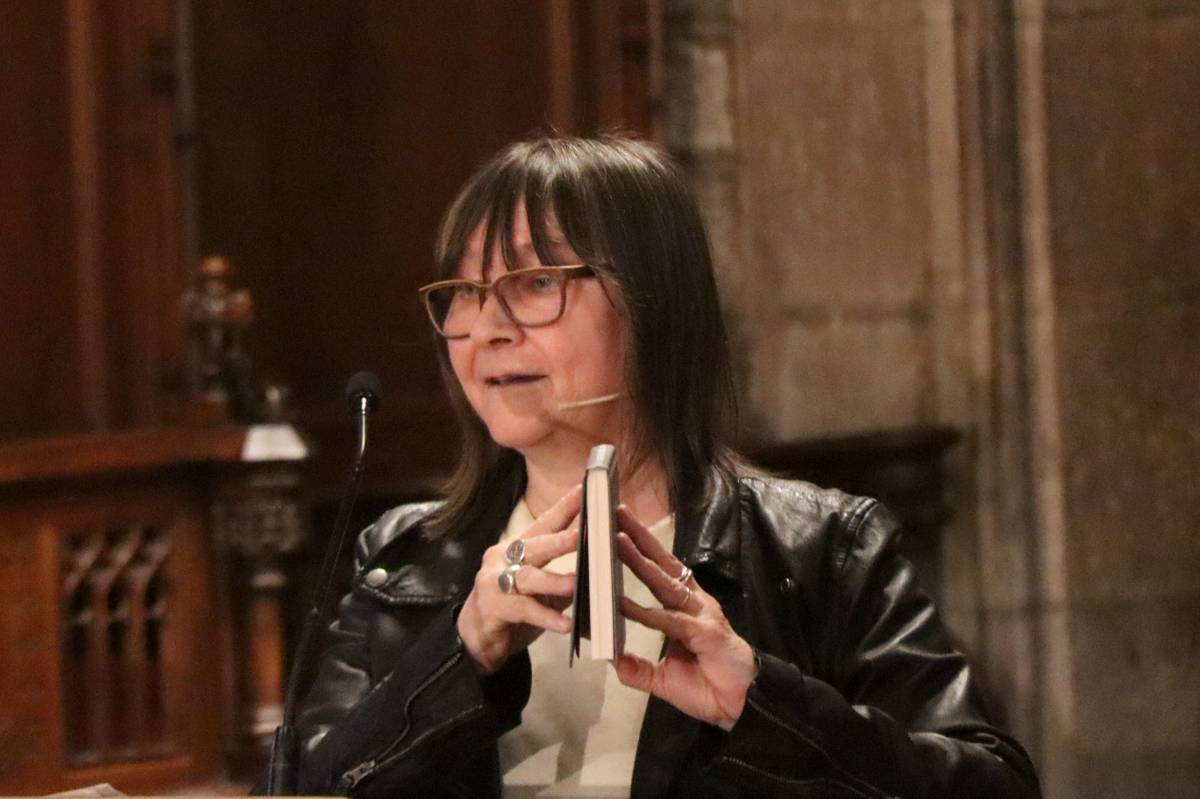 Ali Smith defensa les biblioteques en el Pregó de Sant Jordi: «Mai no haurien d’estar en perill»