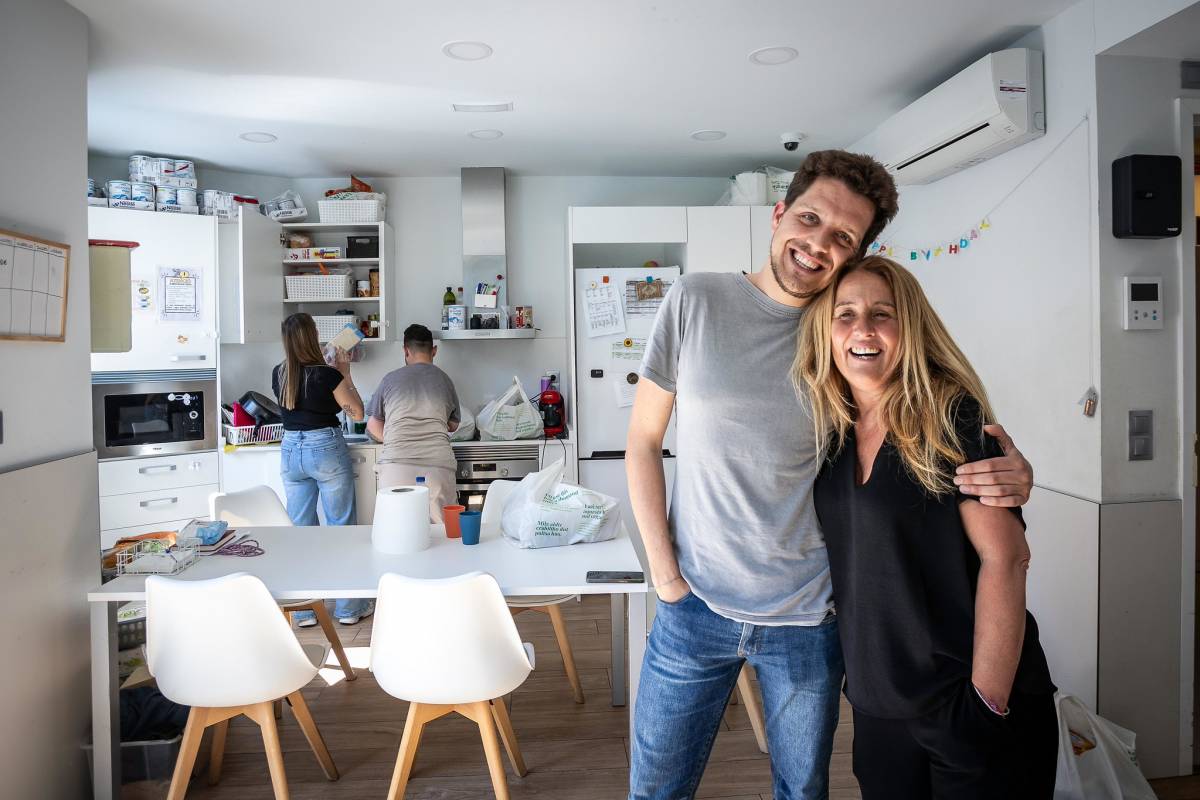 Ambudio i Seguí en un dels pisos de la Fundació Aspasim - Hugo Fernández