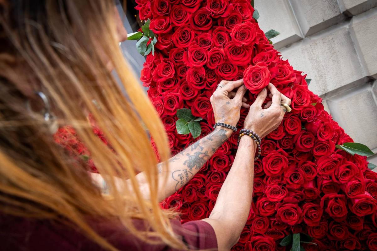 Catalunya s'aixeca vestida de Sant Jordi: els paradistes ja són a lloc