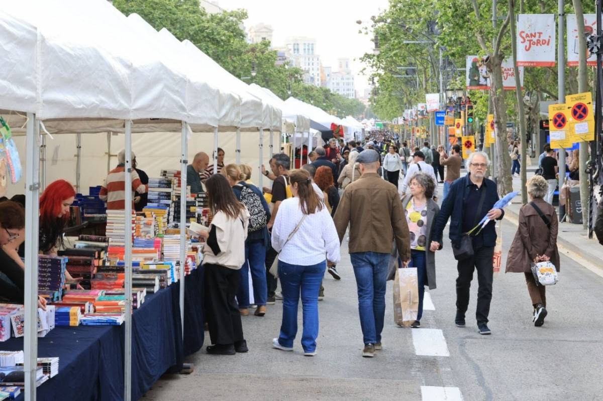 Catalunya s'aixeca vestida de Sant Jordi: els paradistes ja són a lloc