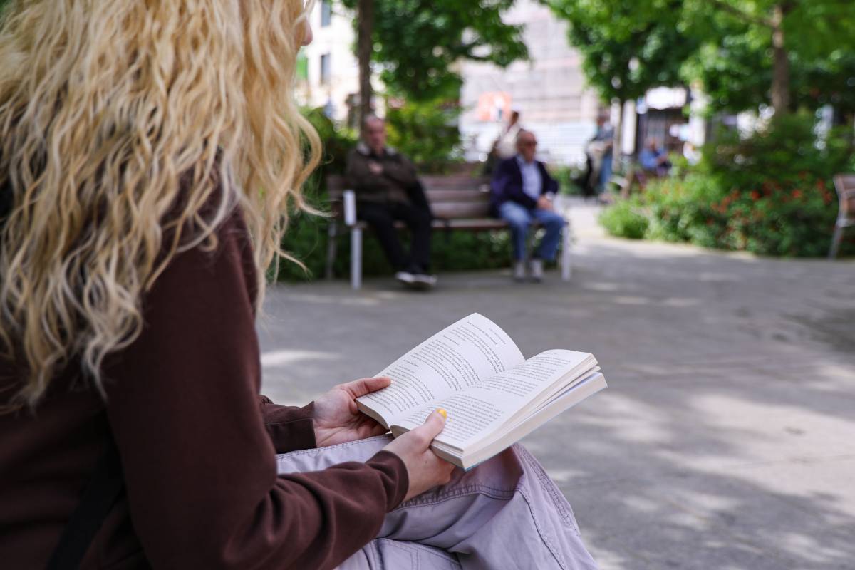 El paper resisteix, i sedueix: "Girar pàgines, mirar detalls de la impressió, l'olor dels llibres..."