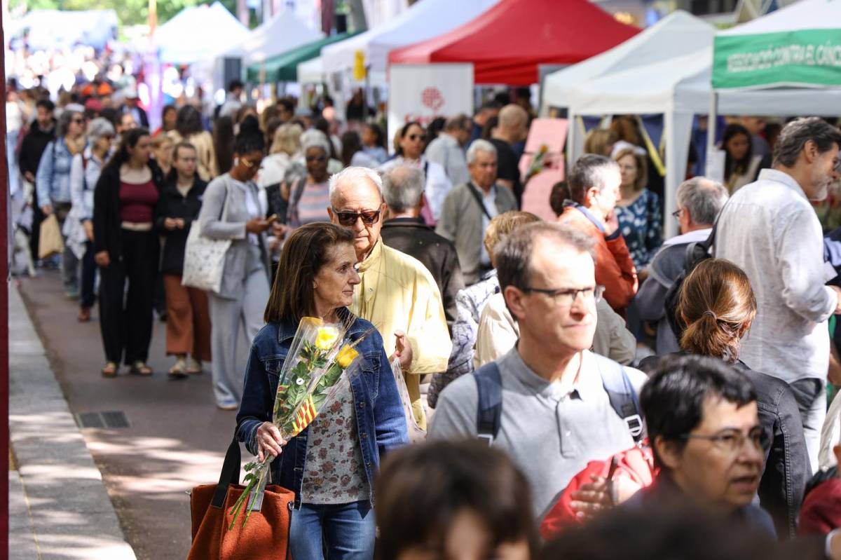 La Rambla, plena de gent per Sant Jordi des de primera hora - VÍCTOR CASTILLO
