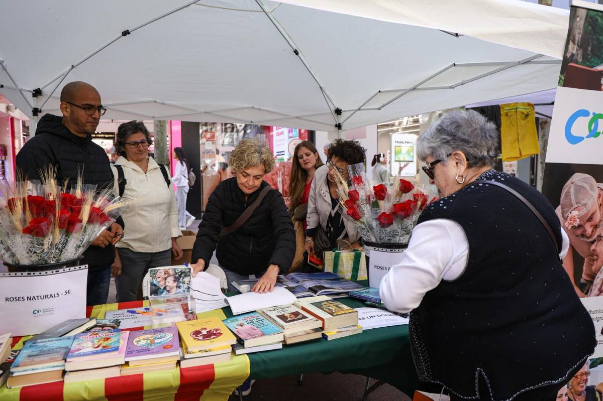 Primeres hores de Sant Jordi a la plaça Doctor Robert - VÍCTOR CASTILLO