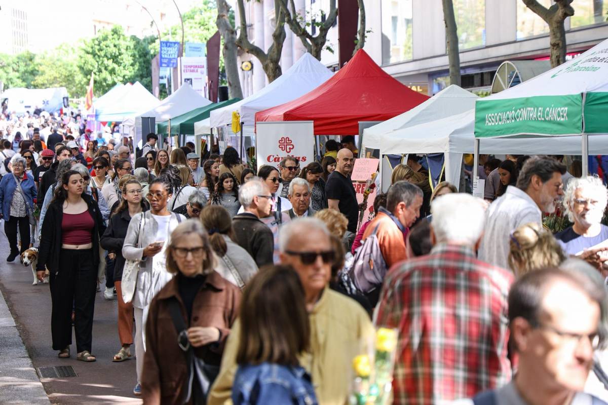 La Rambla, plena de gent per Sant Jordi des de primera hora - VÍCTOR CASTILLO