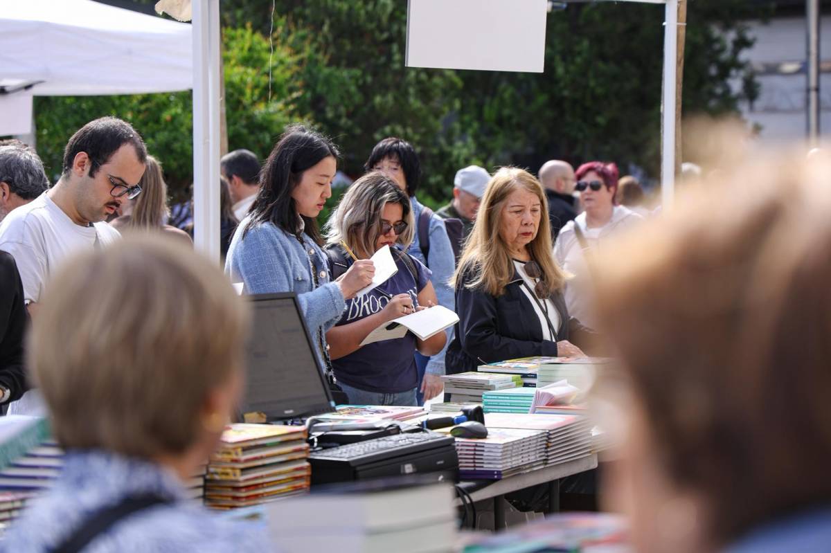 Primeres hores de Sant Jordi a la plaça Doctor Robert - VÍCTOR CASTILLO