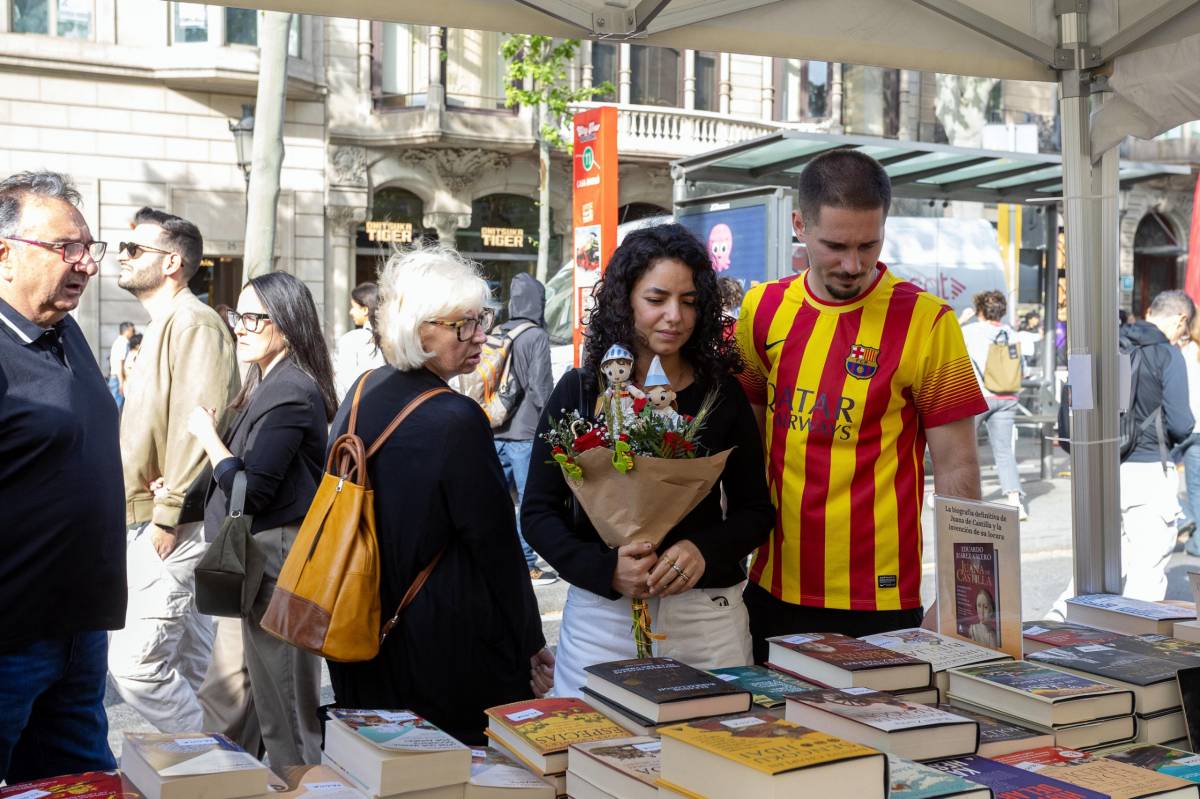 Catalunya es vesteix de gala per Sant Jordi amb centenars de parades de llibres i roses