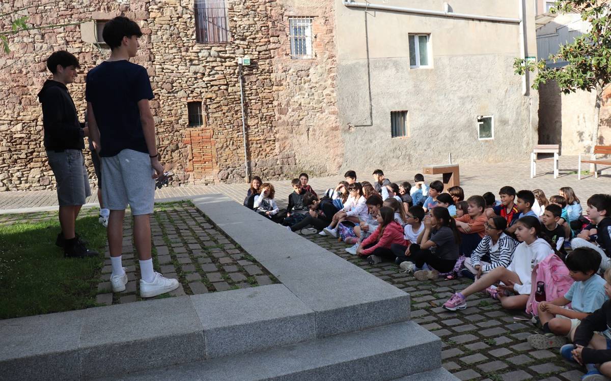 Sant Fruitós omple els carrers de contes amb una matinal infantil per Sant Jordi
