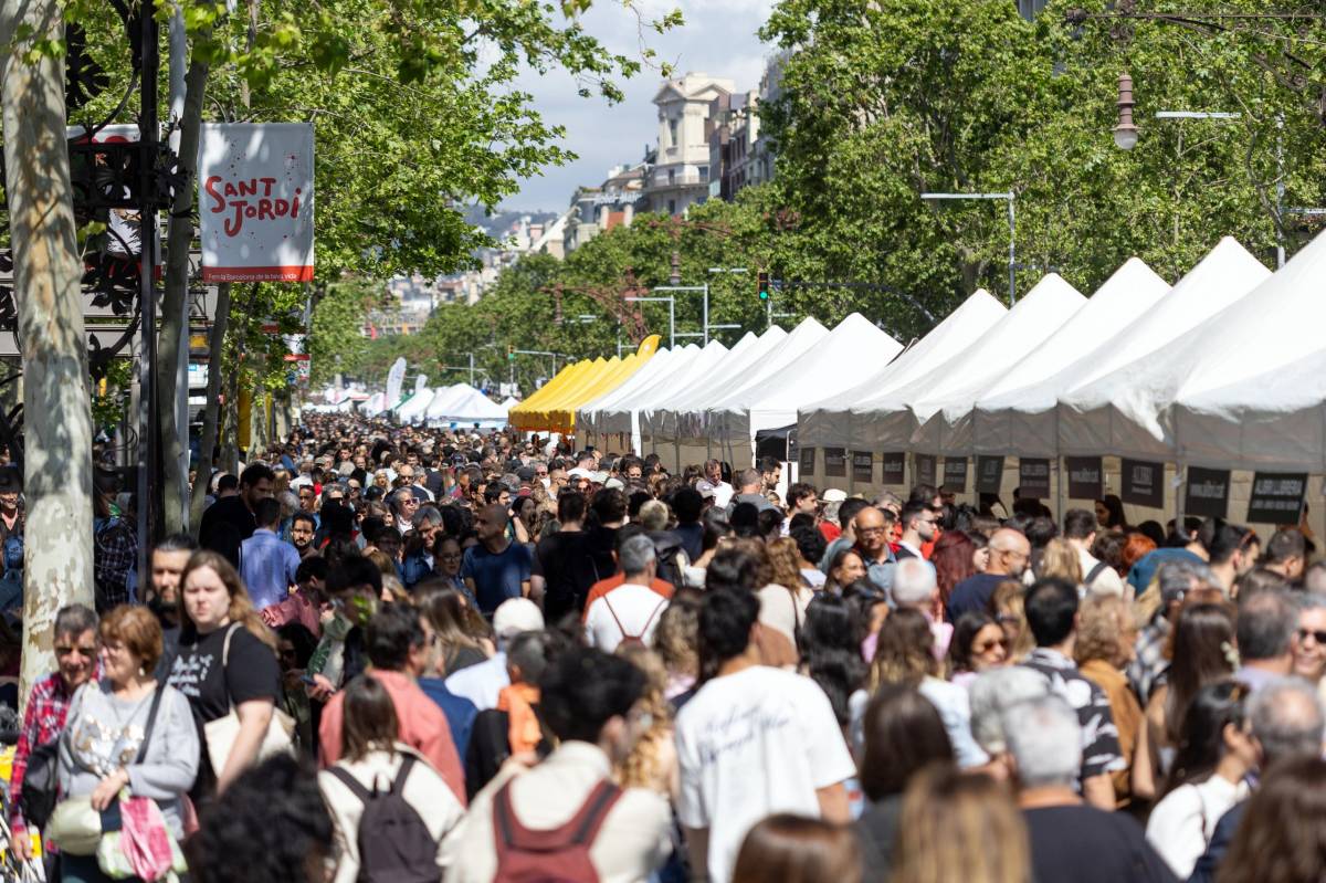 Catalunya es vesteix de gala per Sant Jordi amb centenars de parades de llibres i roses