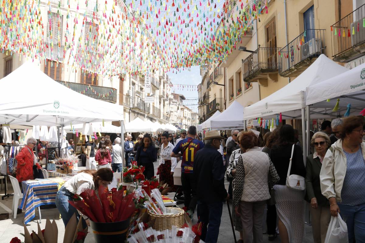 Parades de llibres i roses plenes de gent a Tàrrega per celebrar el Sant Jordi