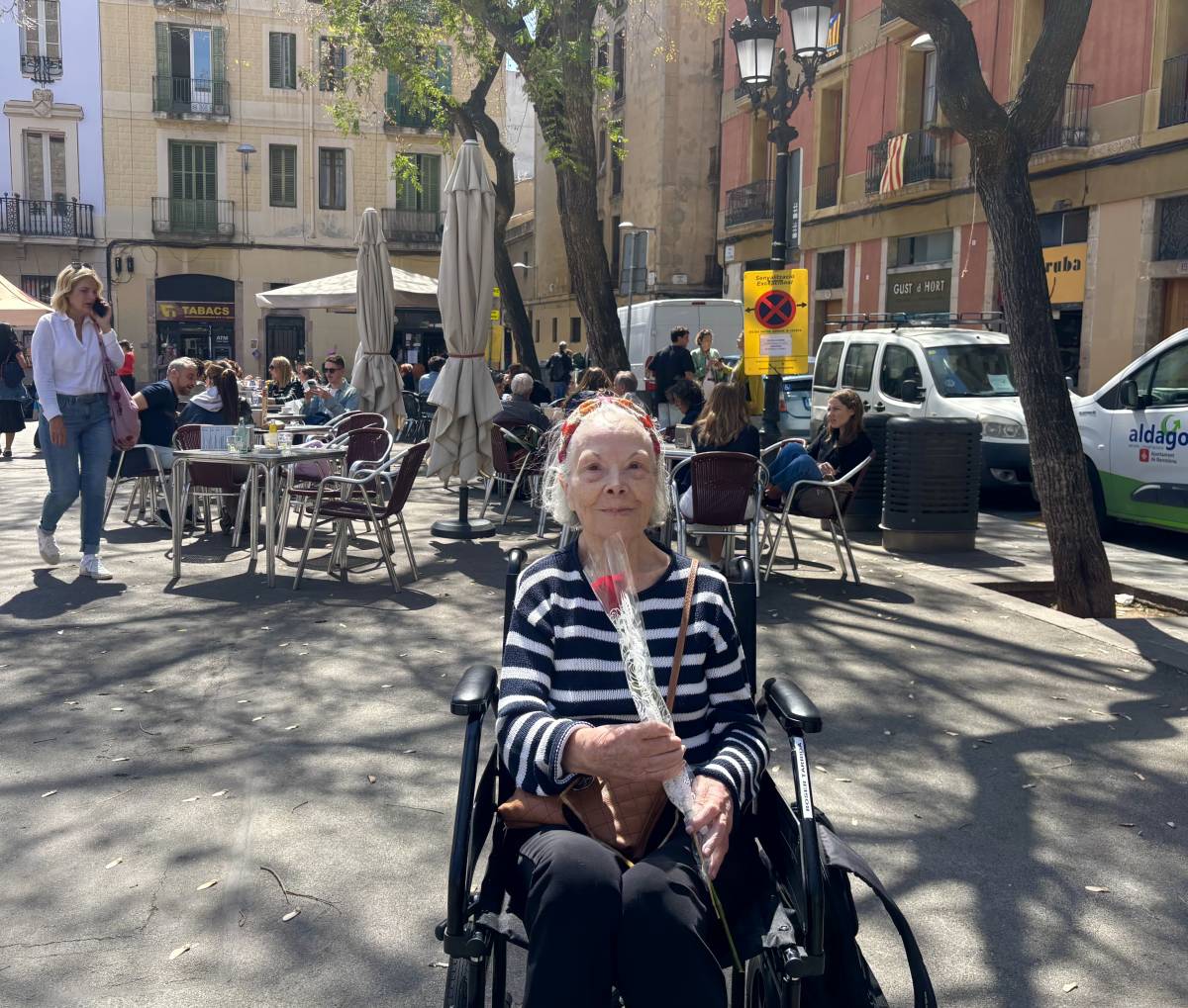 La Roser amb la rosa a la plaça de Vila de Gràcia
