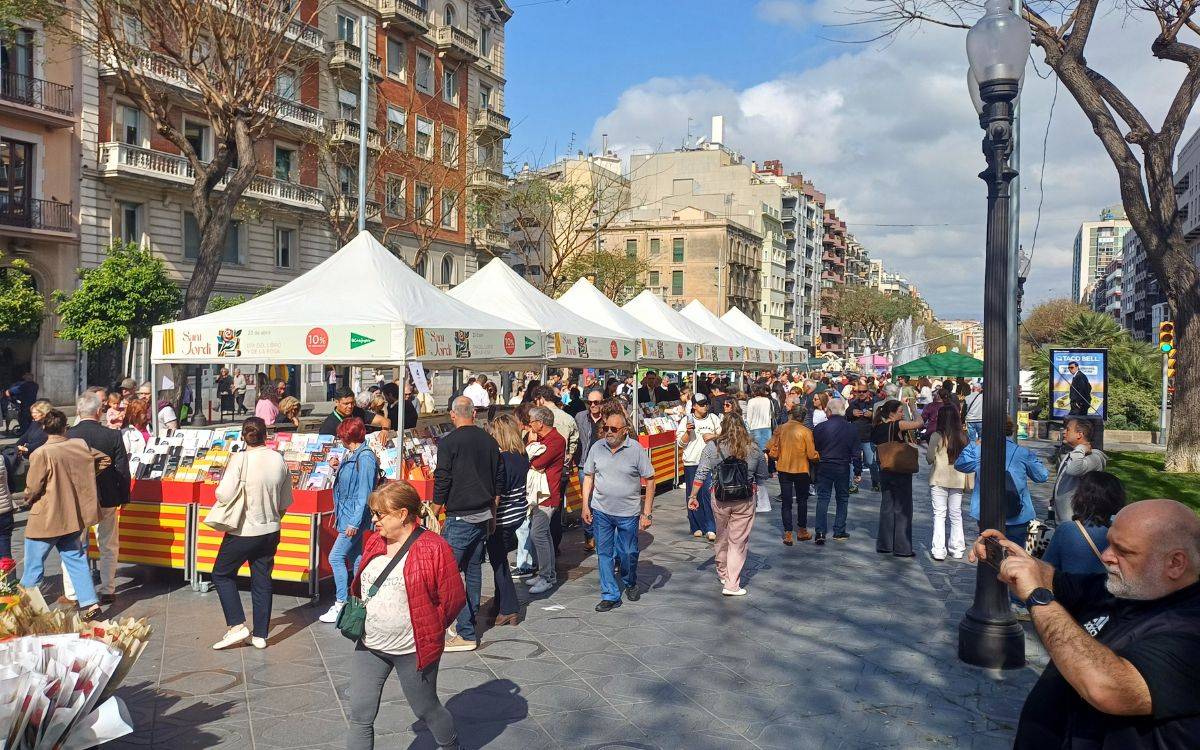 Esclat de llibres i roses a Tarragona per celebrar la diada de Sant Jordi