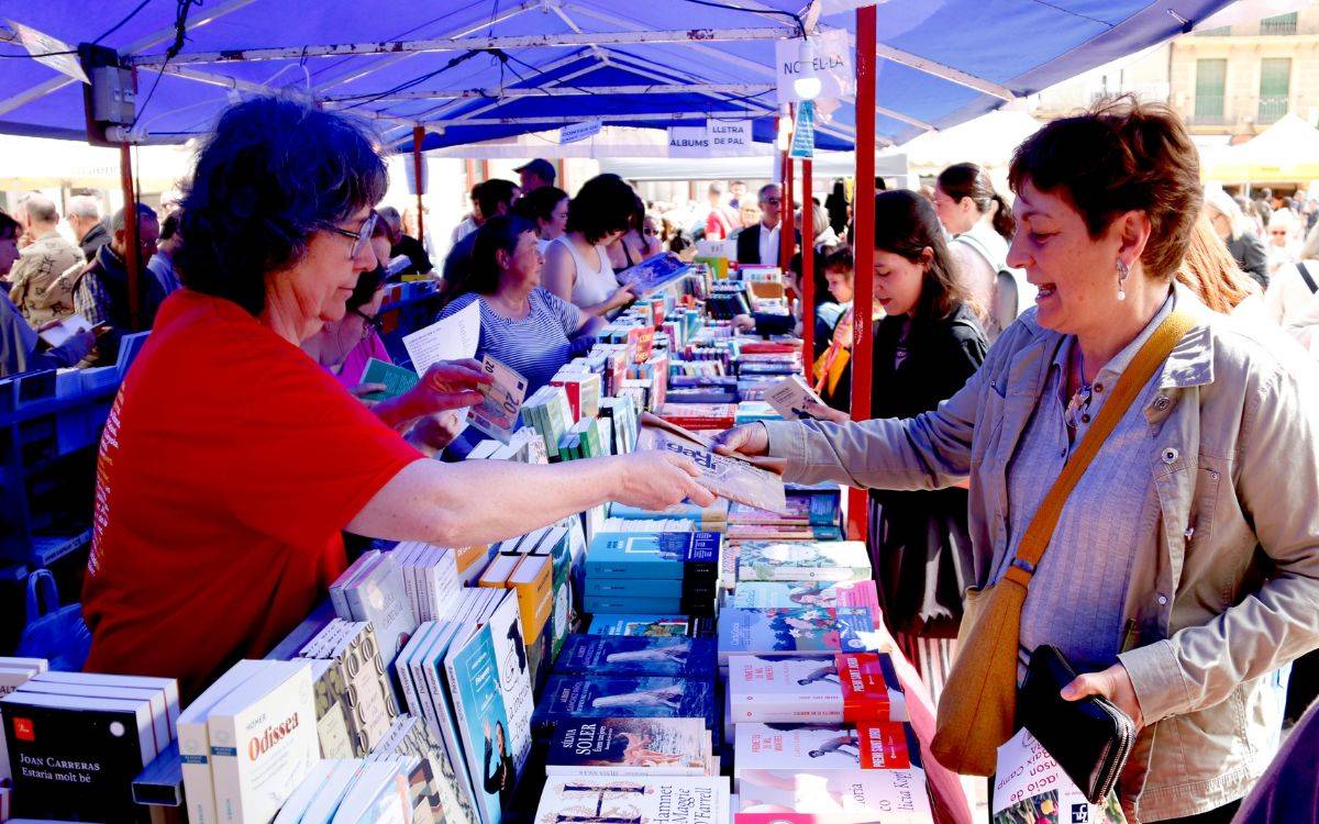 Els reusencs i reusenques omplen la plaça del Mercadal per celebrar Sant Jordi