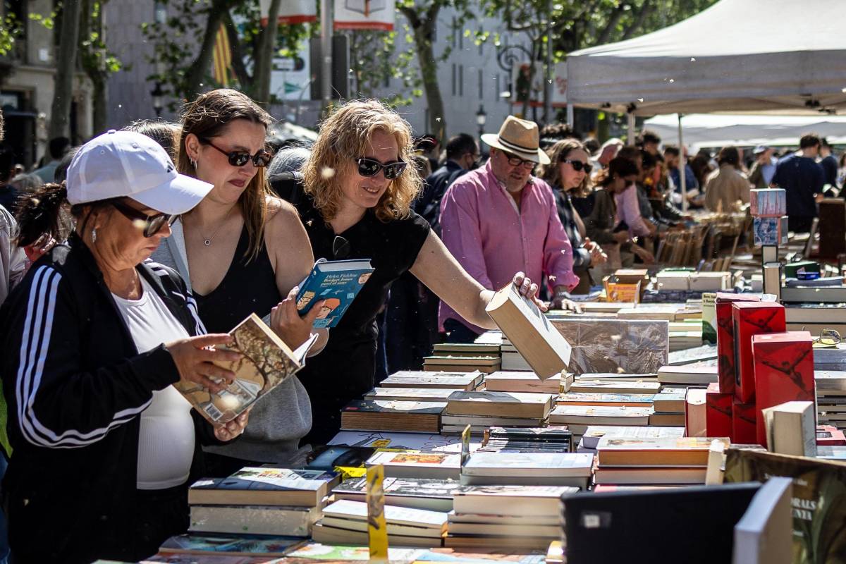 El fruit del plàtan es cola a la Diada de Sant Jordi a Barcelona