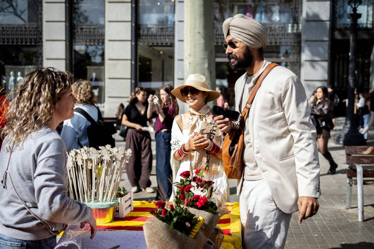 Llibres, roses i multituds omplen els carrers per Sant Jordi