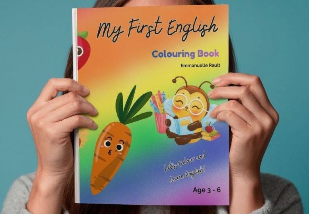 El llibre nascut al Perelló que ensenya anglés als infants pintant i amb codis QR