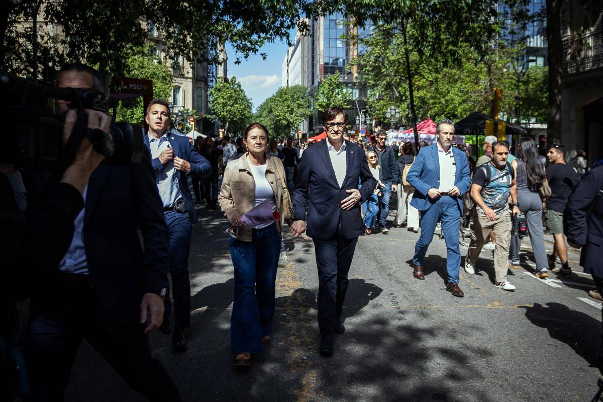 Salvador Illa i la seva esposa, durant la passejada de Sant Jordi