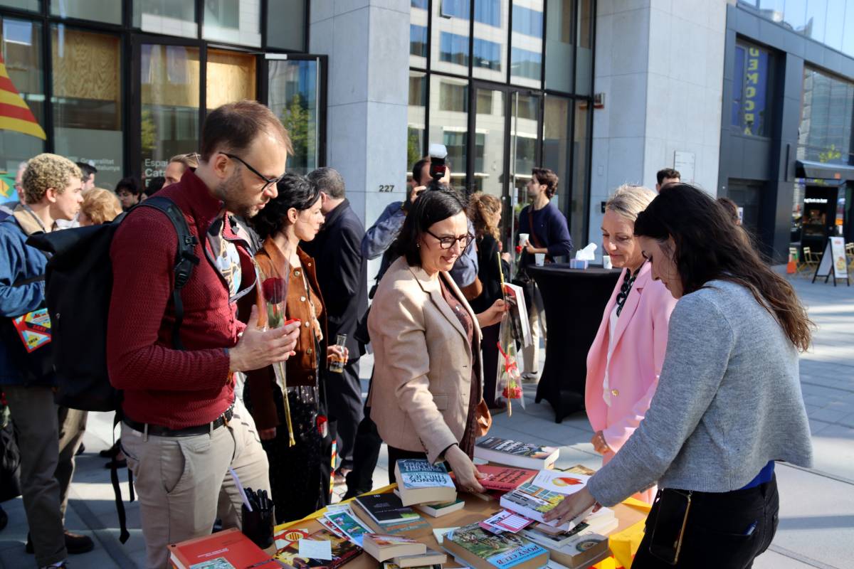 Sant Jordi també a Brussel·les amb intercanvi de llibres i roses