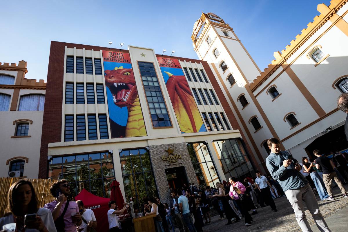 Cervesa i roses a l'Antiga Fàbrica Estrella Damm per Sant Jordi