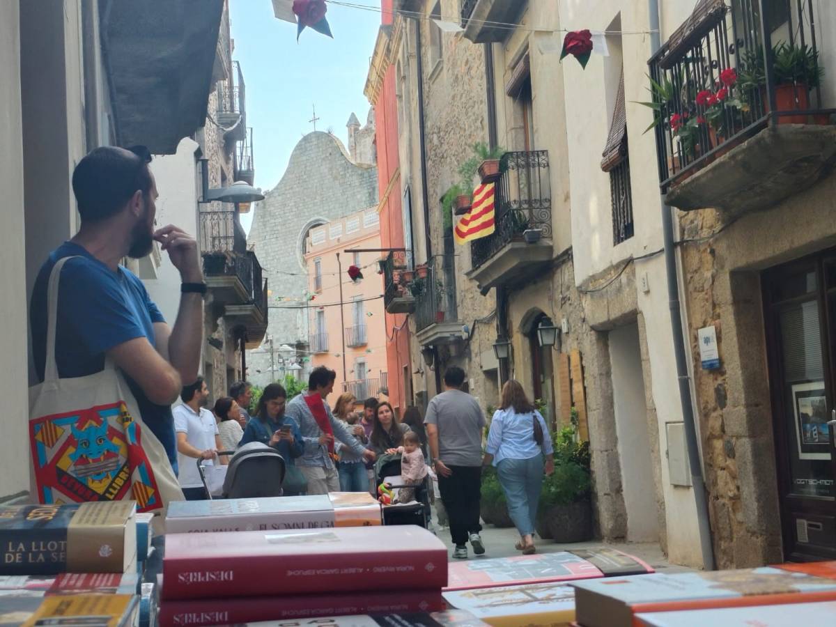 Taula exterior d'una llibreria de Clonge. - Bernat Castanyer