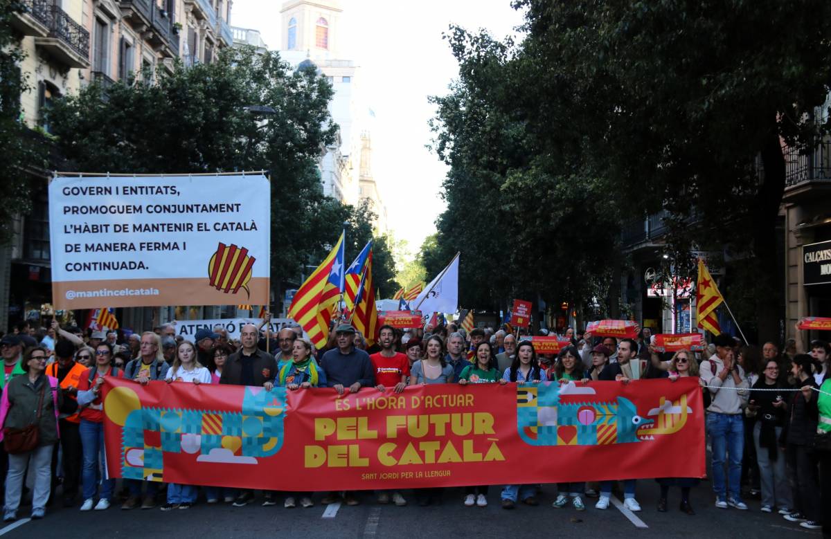 Barcelona clama pel català per Sant Jordi: «Sense la llengua no hi ha país»