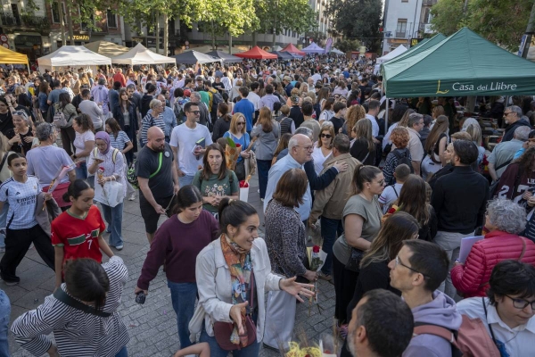 Allau de roses, llibres i talent local per Sant Jordi