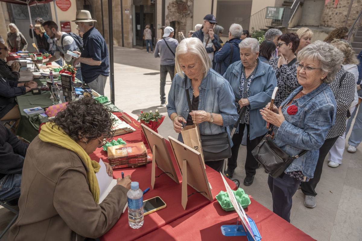 Escriptors locals signant a la Torre del Palau - Nebridi Aróztegui
