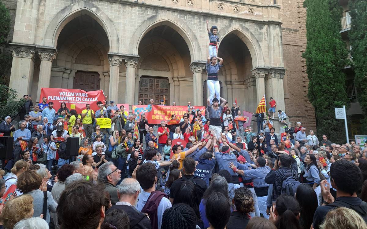 Manresa respon a la crida per la llengua amb una concentració de Sant Jordi