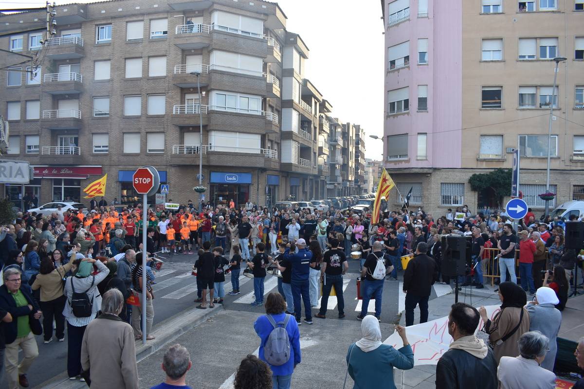 Concentració a la plaça del Carrilet de Tortosa per defensar la unitat i l`ús social de la llengua catalana.