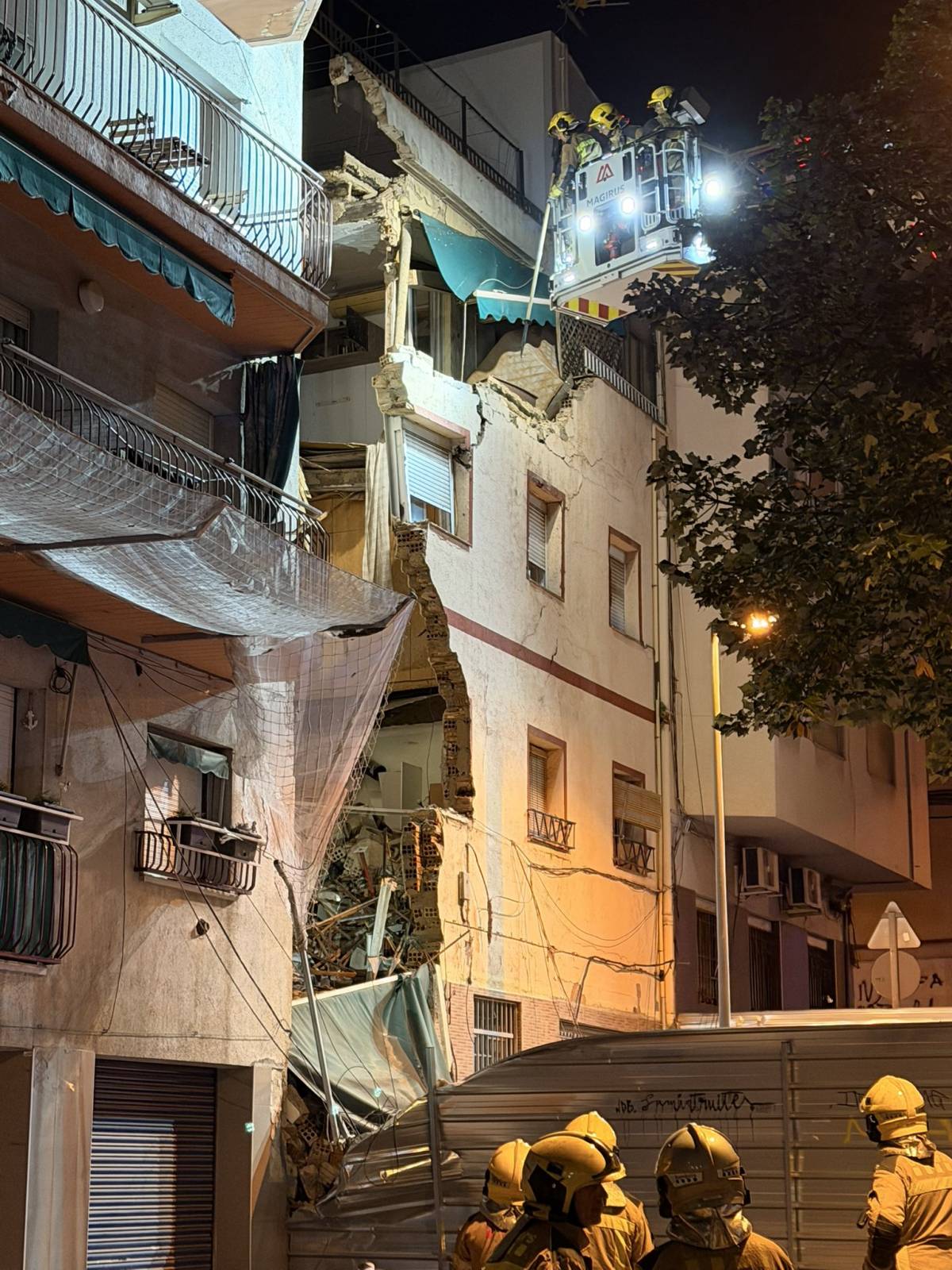 Una trentena de persones desallotjades per l'esfondrament d'un edifici abandonat a Badalona