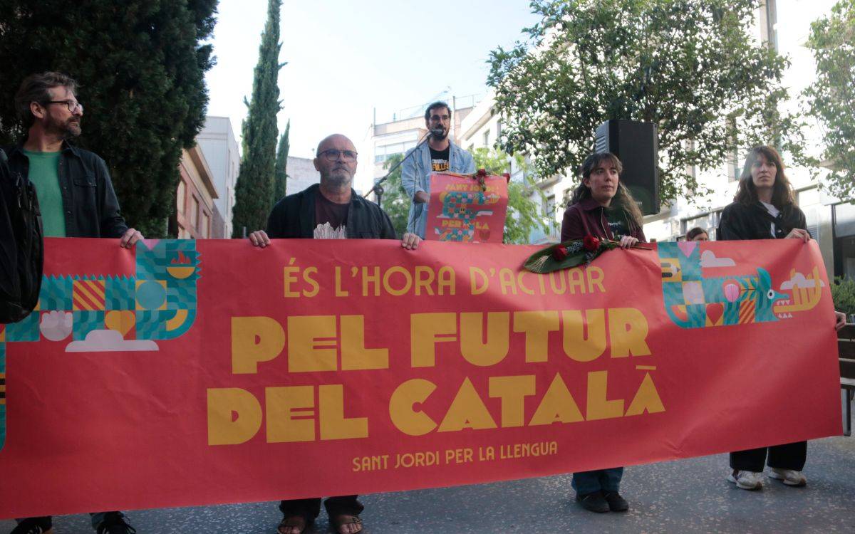 Una concentració a Reus reivindica el català per Sant Jordi amb glossa i discursos en defensa de la llengua
