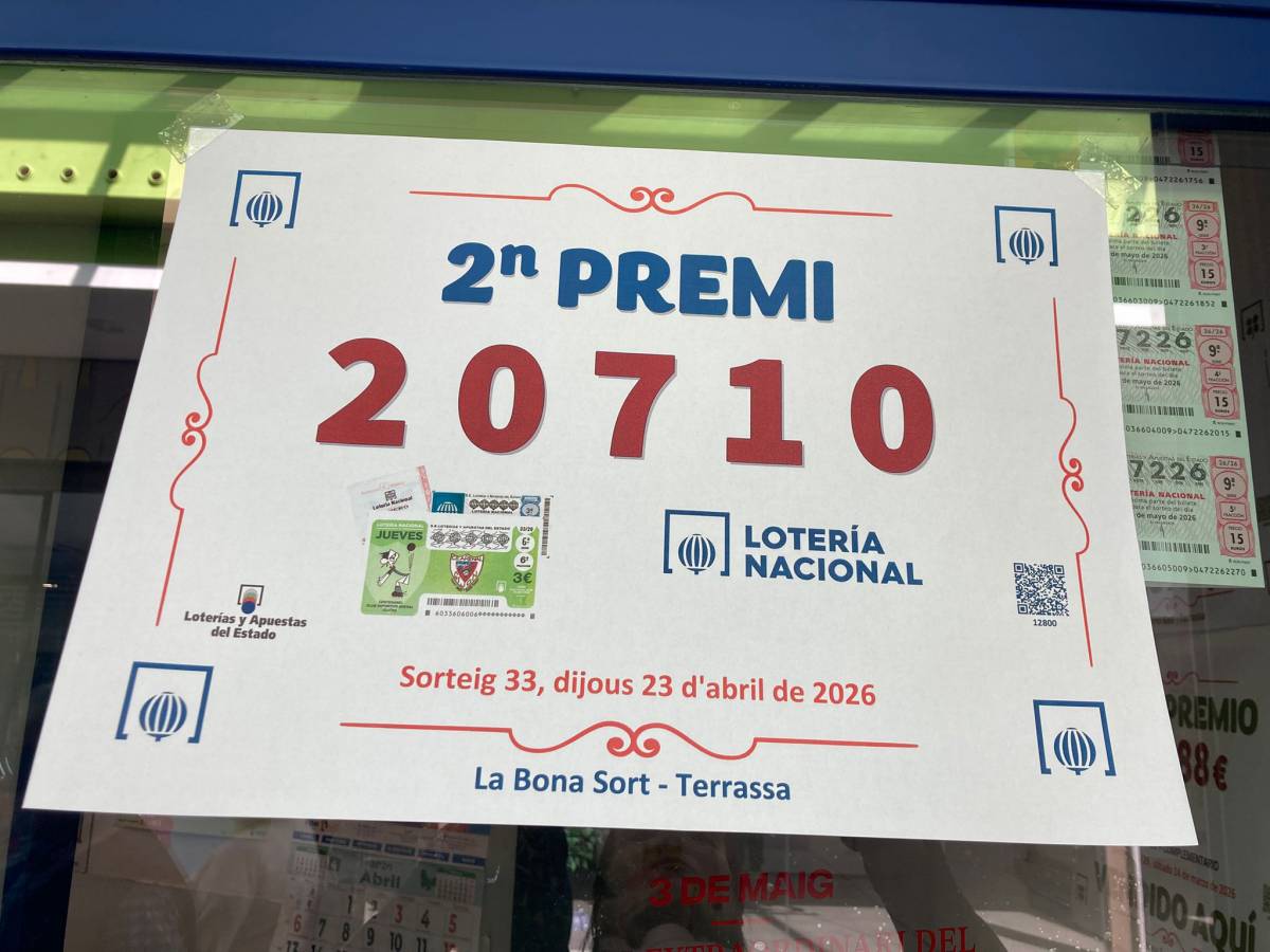El cartell amb el número premiat penjat al mostrador de l'administració de loteria - 