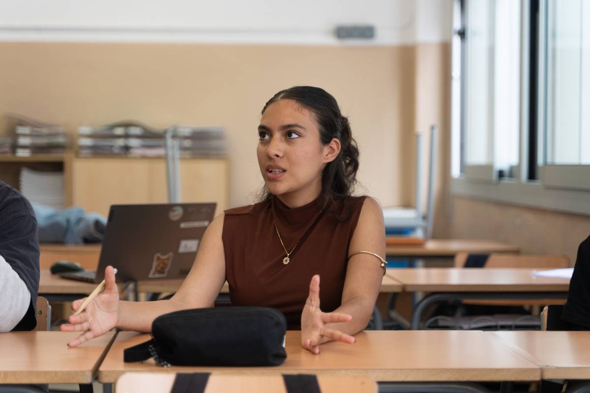 Una estudiant, en el torn de preguntes