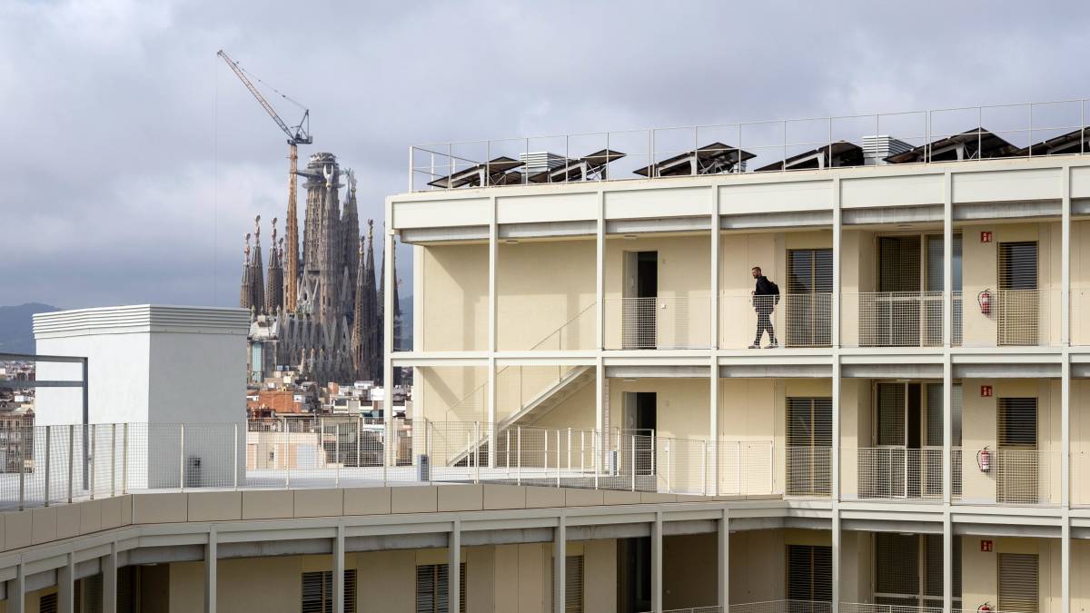 Estira-i-arronsa a Barcelona per la manera de construir pisos protegits des de l'Ajuntament