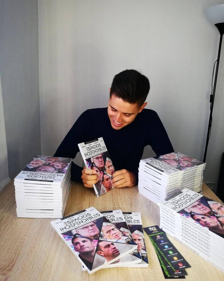 L`Andrés amb un dels seus llibres