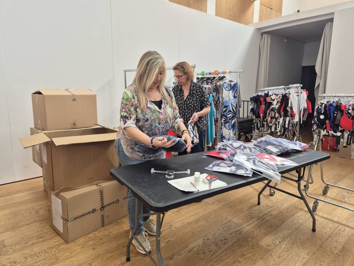 L’Outlet solidari de Cipo obre les seves portes amb 9.000 peces de roba