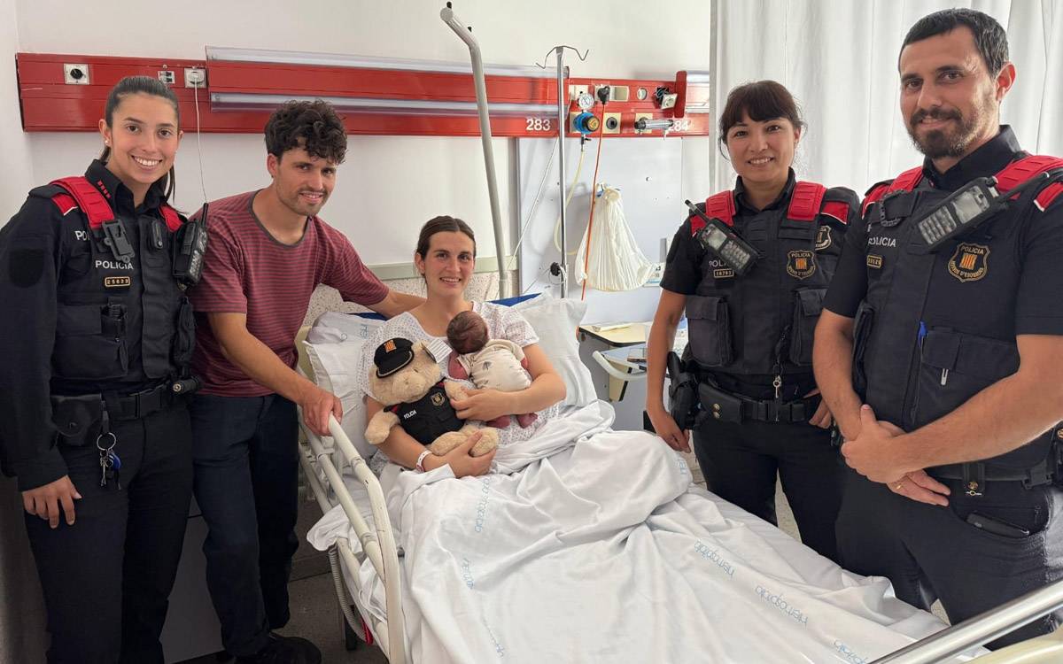 Els Mossos visiten el nadó nascut a l'autopista C-16 i li porten un osset de record
