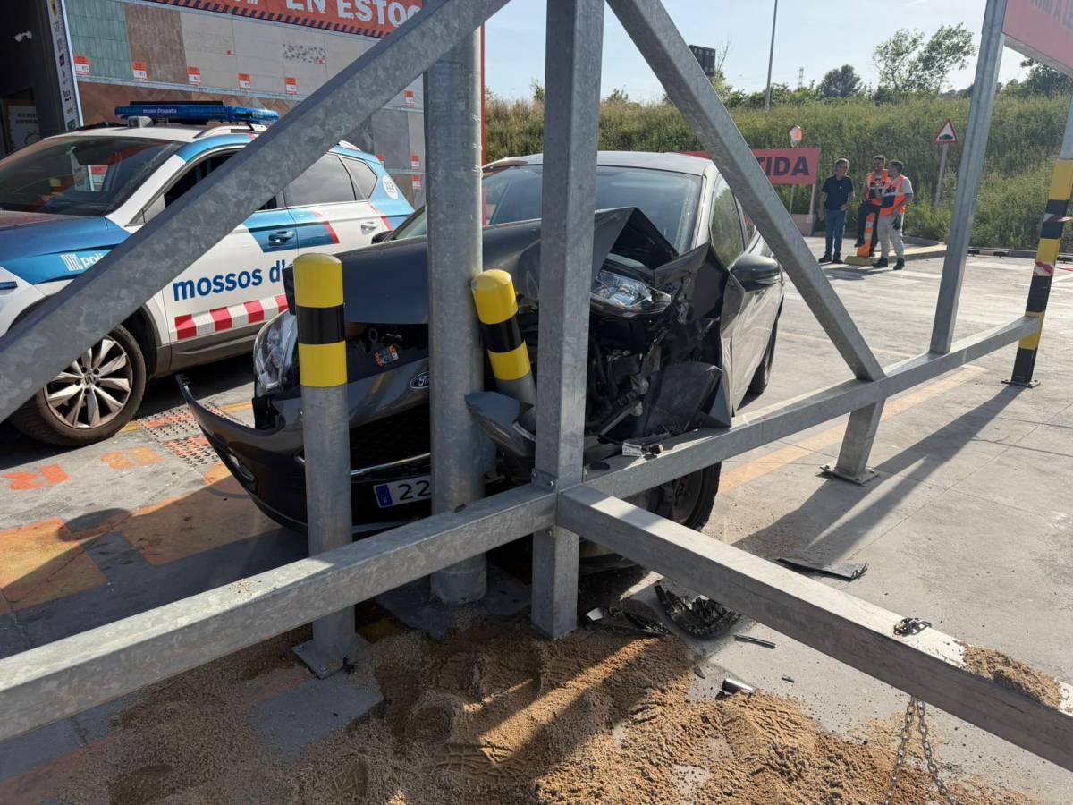 FOTOS | Un cotxe acaba destrossat després d’una persecució a Sabadell