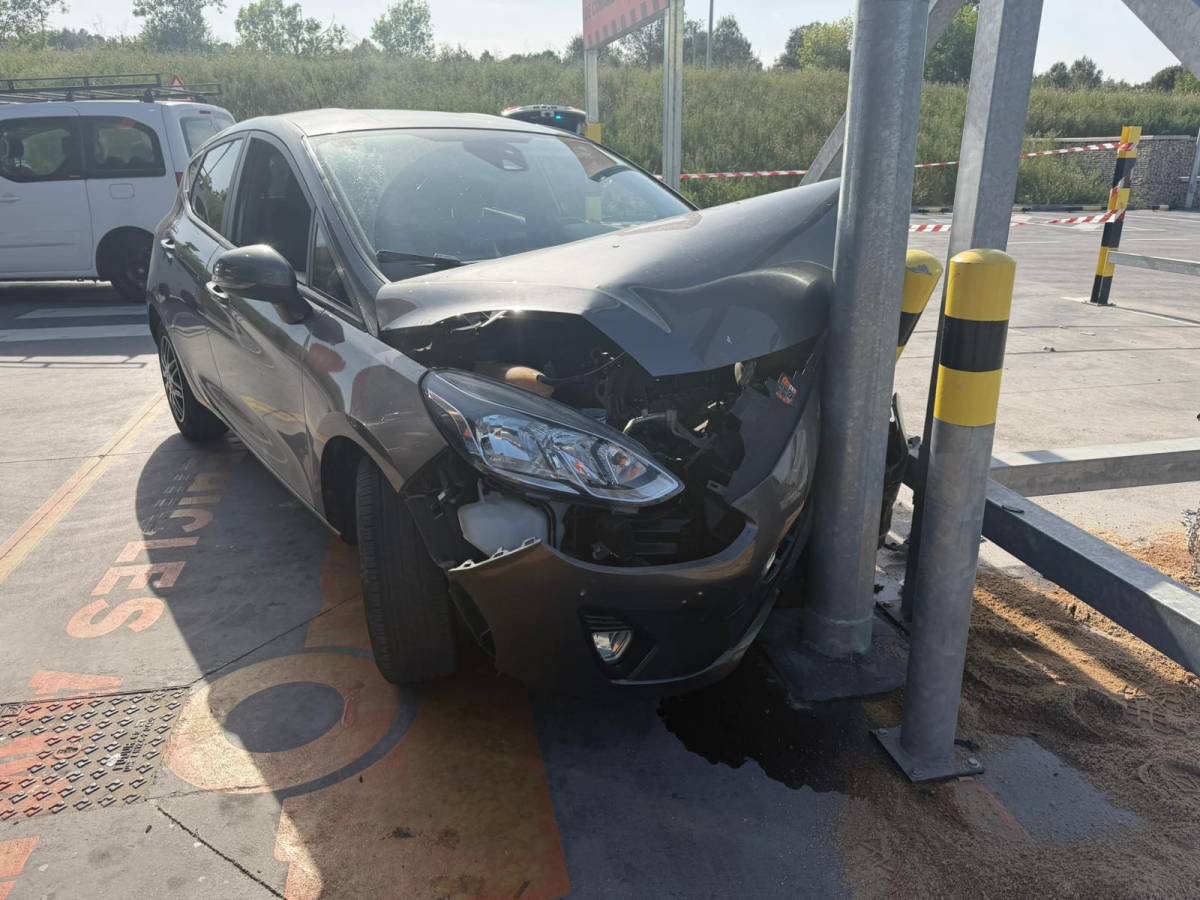 Un cotxe acaba destrossat després d’una persecució a Sabadell - CEDIDA