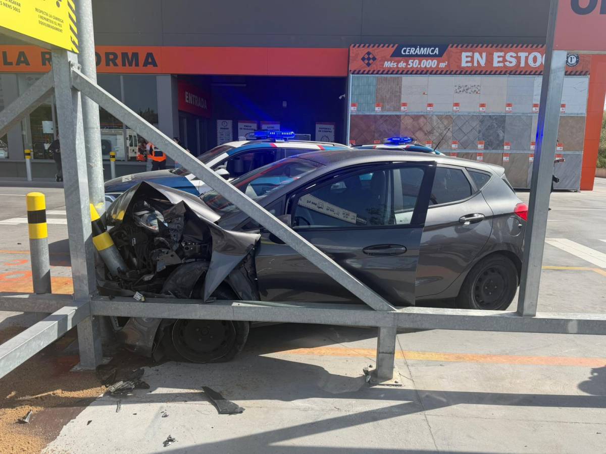 Un cotxe acaba destrossat després d’una persecució a Sabadell - CEDIDA
