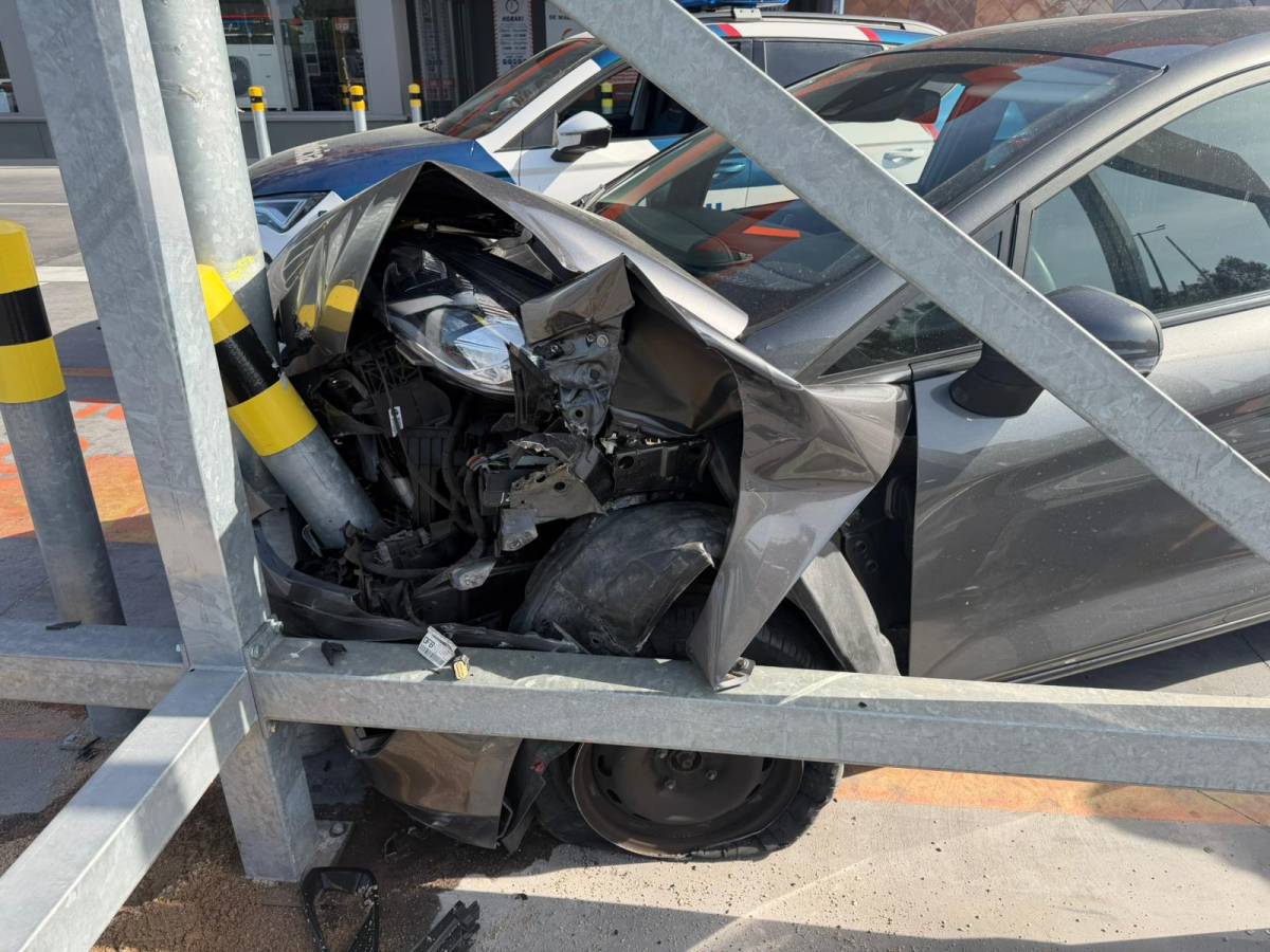 Un cotxe acaba destrossat després d’una persecució a Sabadell - CEDIDA