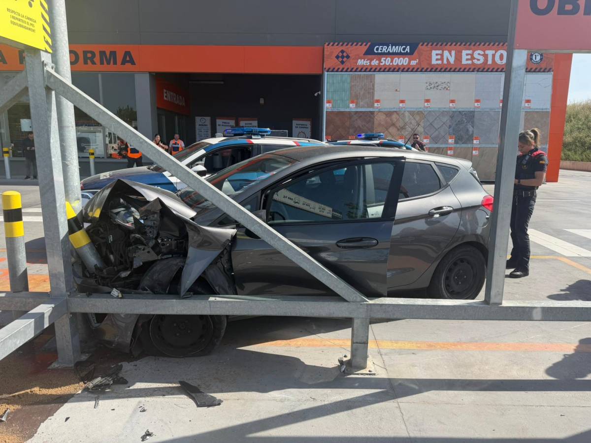 Un cotxe acaba destrossat després d’una persecució a Sabadell - CEDIDA