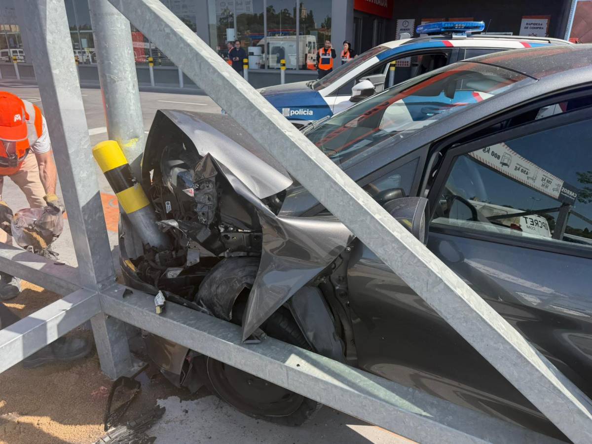 Un cotxe acaba destrossat després d’una persecució a Sabadell - CEDIDA