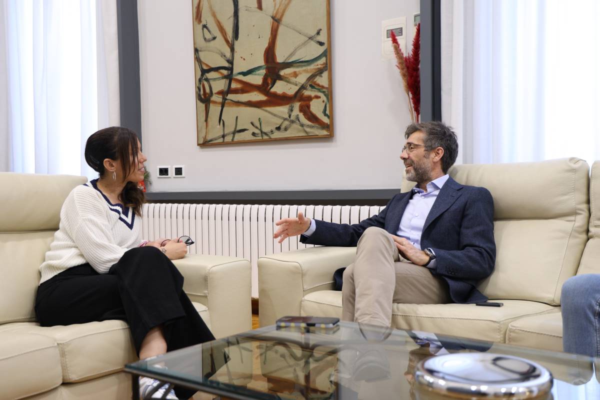 Presentació del cinquantenari a l`alcaldessa de Sabadell, Marta Farrés, per part de l`editor del Diari, Marc Basté