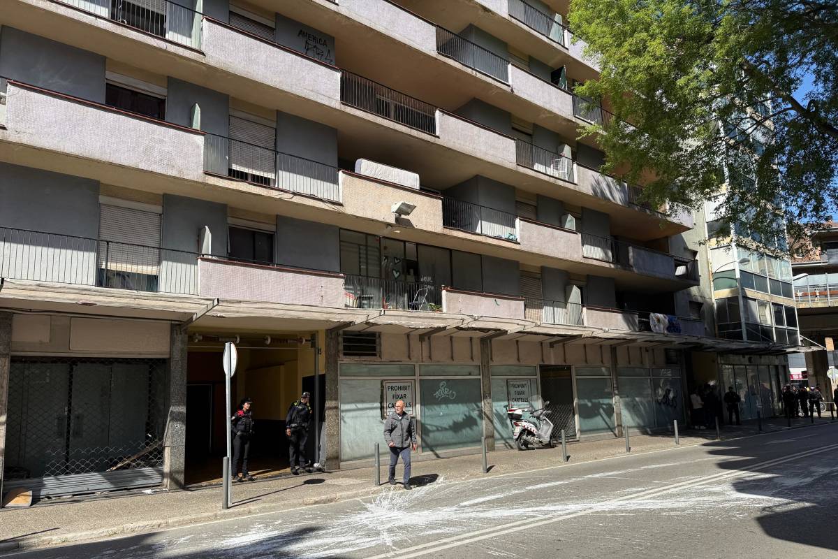 Un incendi al bloc ocupat de la ronda Ferran Puig deixa 13 intoxicats per fum